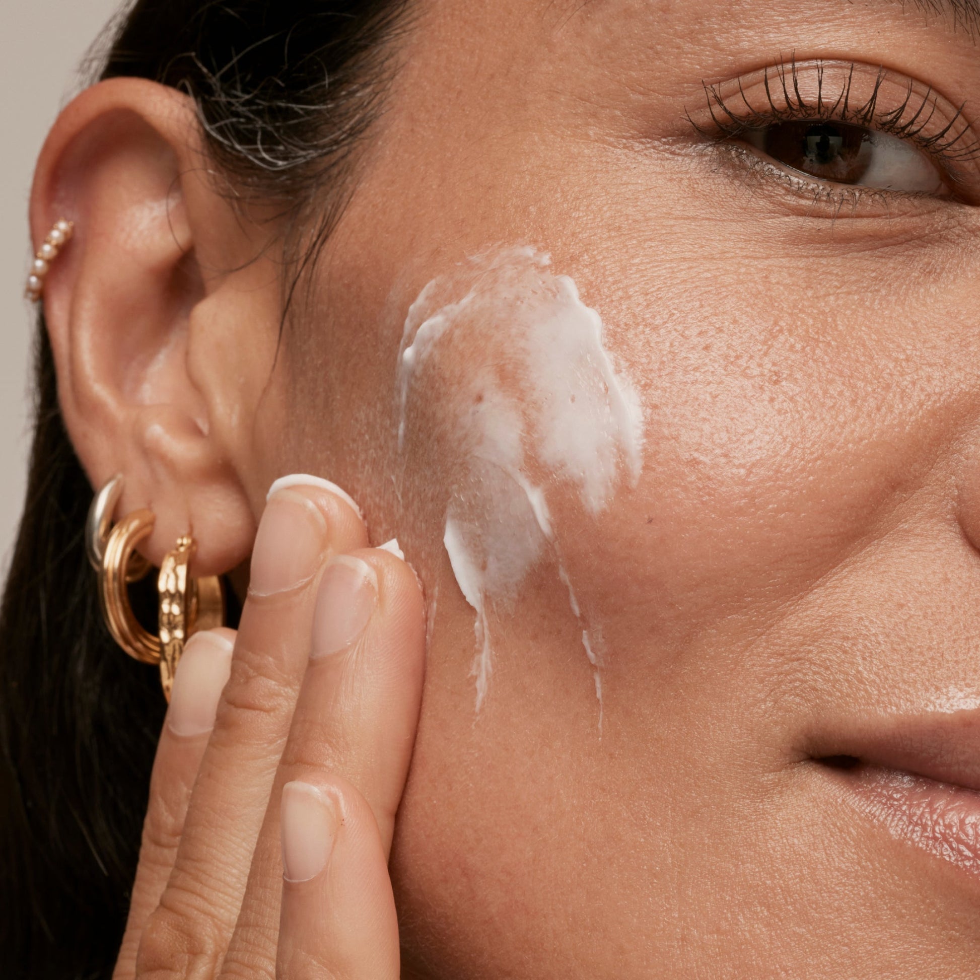 simple-skincare-cleanser-and-ceramide-moisturizer-duo-o6 INKEY_DTC_Bio-ActiveCeramide_Ppage_Model_02_dd0fc443-e441-4e82-ac65-ebe93c1b6365_1.jpg
